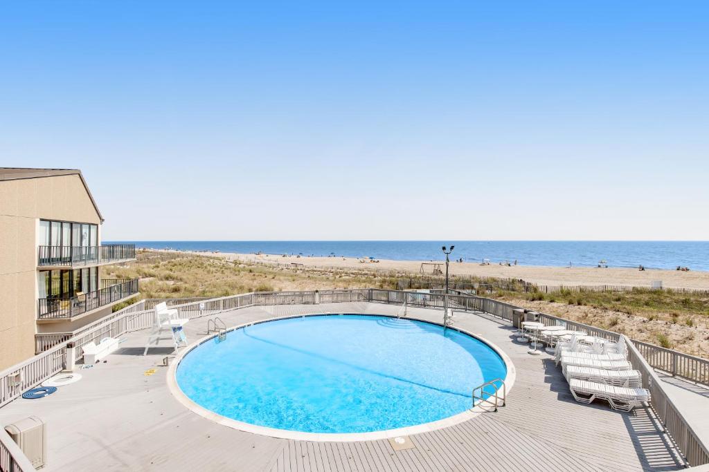 uma vista para uma piscina e para a praia em Sea Colony Edgewater House V em Bethany Beach