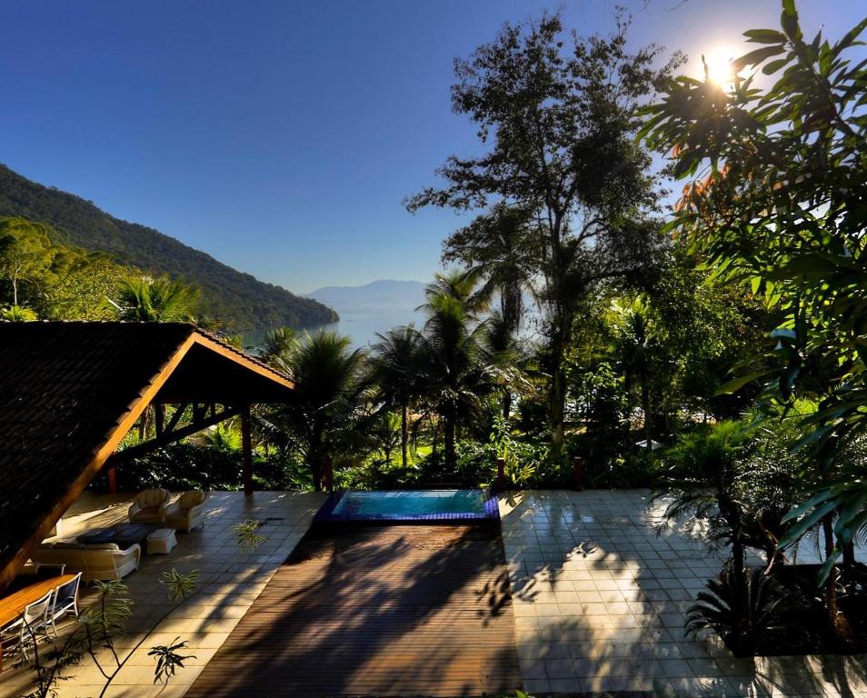 un complejo con piscina y montañas de fondo en Complexo Ubatubinha en Angra dos Reis