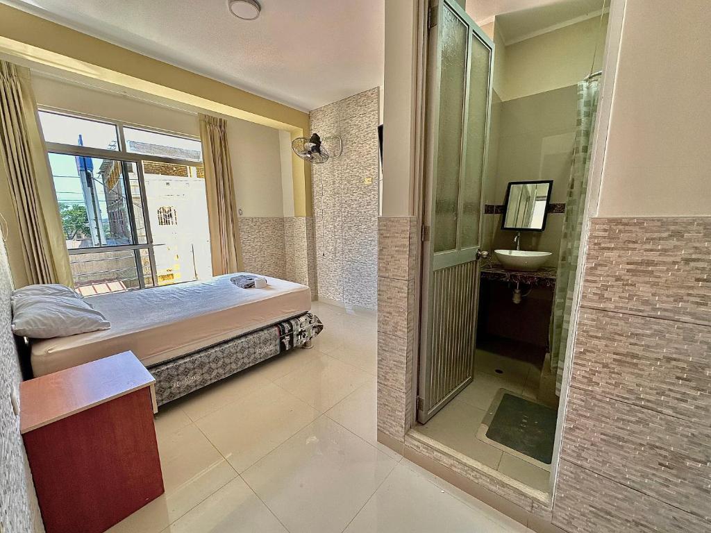La salle de bains est pourvue d'un lit, d'un lavabo et d'une baignoire. dans l'établissement Hospedaje Aloha - Tumbes, à Tumbes
