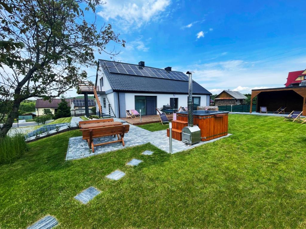 a backyard with a picnic table and a bench at Obrocz67 in Zwierzyniec