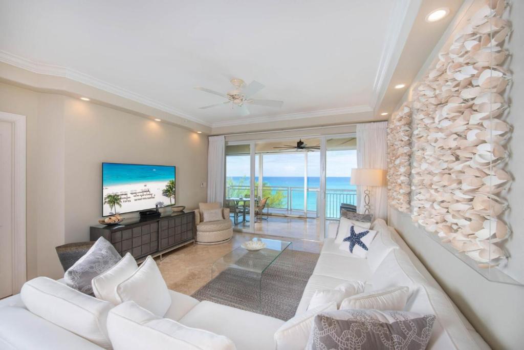 Coin salon dans l'établissement The Beachcomber - Three Bedroom 3rd FL Oceanfront Condos by Grand Cayman Villas & Condos