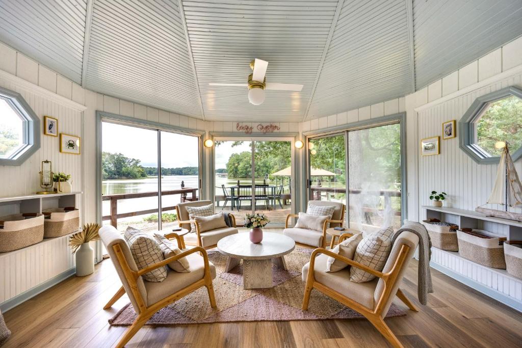 Waterfront Heathsville Cottage with Dock and Hot Tub!, Reedville