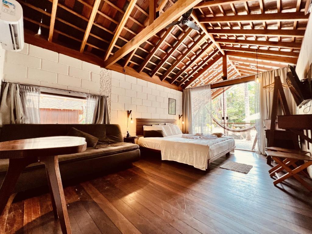 ManacapuruにあるCirandeira Amazon World EcoResortのベッドルーム1室(ベッド1台、ソファ付)