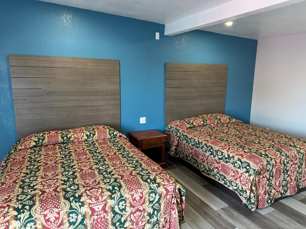 Llit o llits en una habitació de Rancho Motel - Ontario Airport