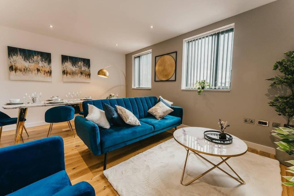 sala de estar con sofá azul y mesa en Pacific Suite - Wyndale Living- BHam JQ Lux 2 BR en Birmingham
