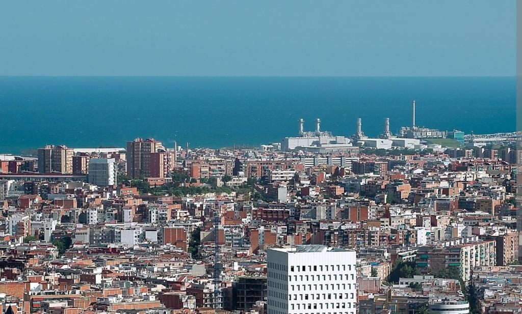 Santa Coloma de Gramanet的住宿－Habitación acogedora a 20min del centro, en Barcelona，享有大城市的空中景观,拥有建筑