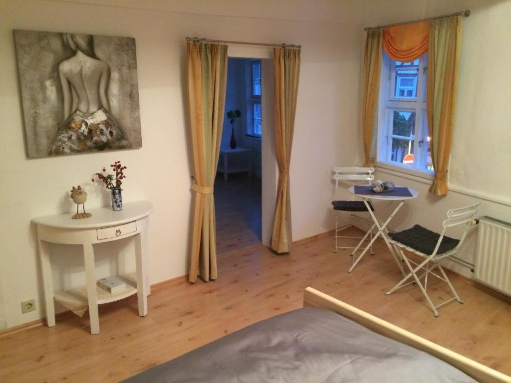 Schlafzimmer mit einem Bett, einem Schreibtisch und einem Tisch in der Unterkunft Ferienwohnung Wolfenbüttel in Wolfenbüttel