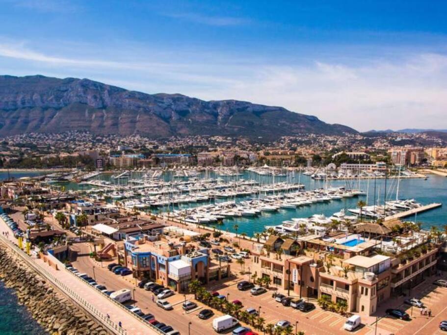 an aerial view of a harbor with boats at Apartamento en el puerto in Denia