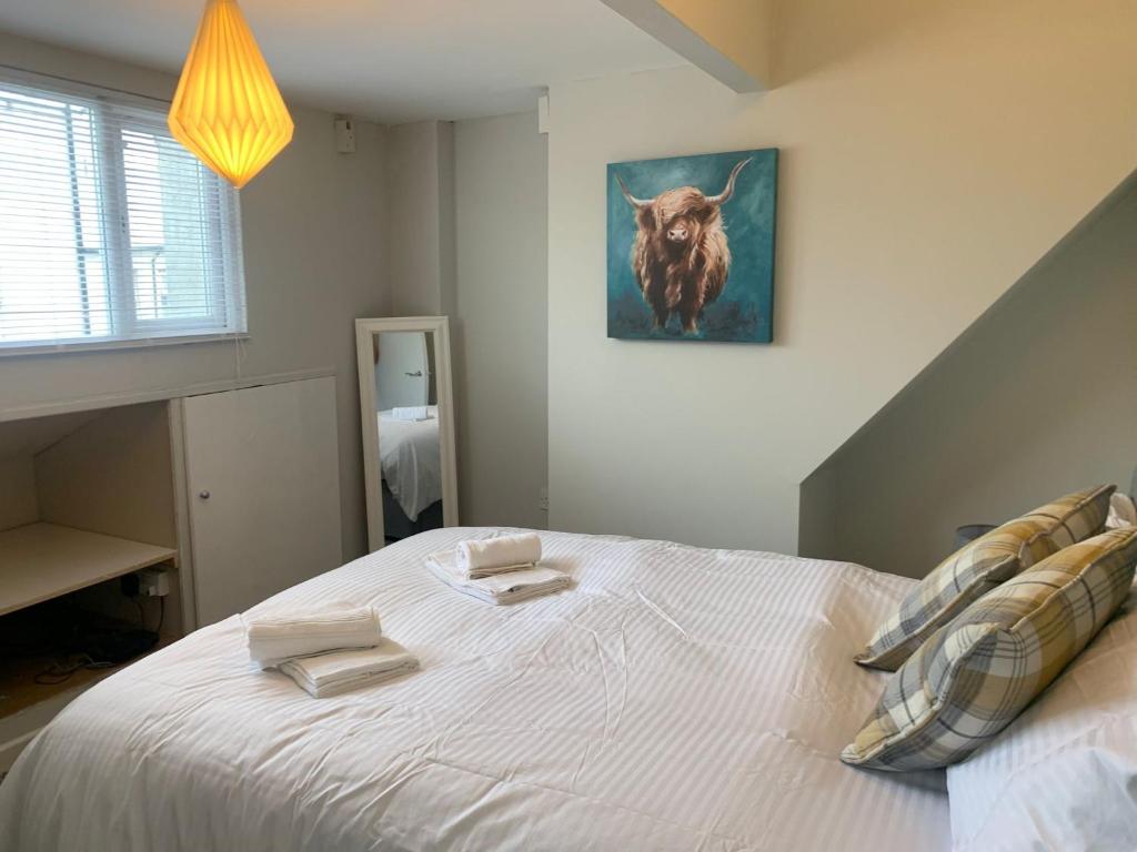 een slaapkamer met een bed met twee handdoeken erop bij Blackpool Lodge Apartments in Blackpool