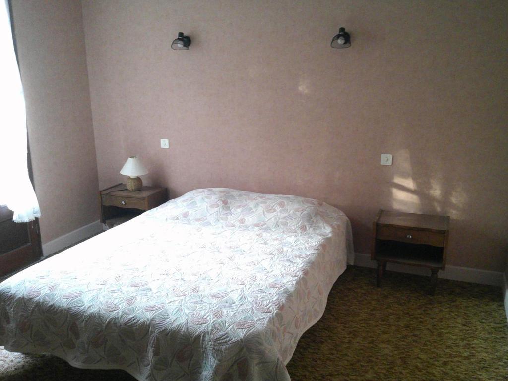 Chasnais的住宿－La Colombière，卧室配有白色的床和2个床头柜
