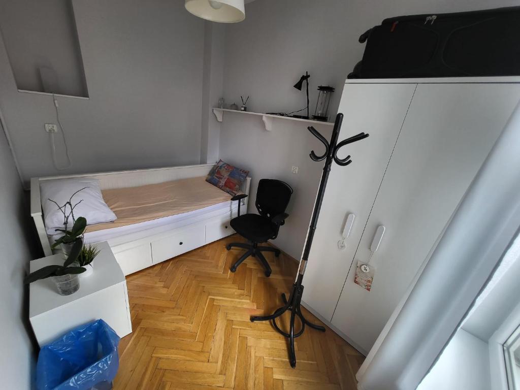 Habitación pequeña con cama y escritorio. en Zabytkowa Kamienica, en Gdansk