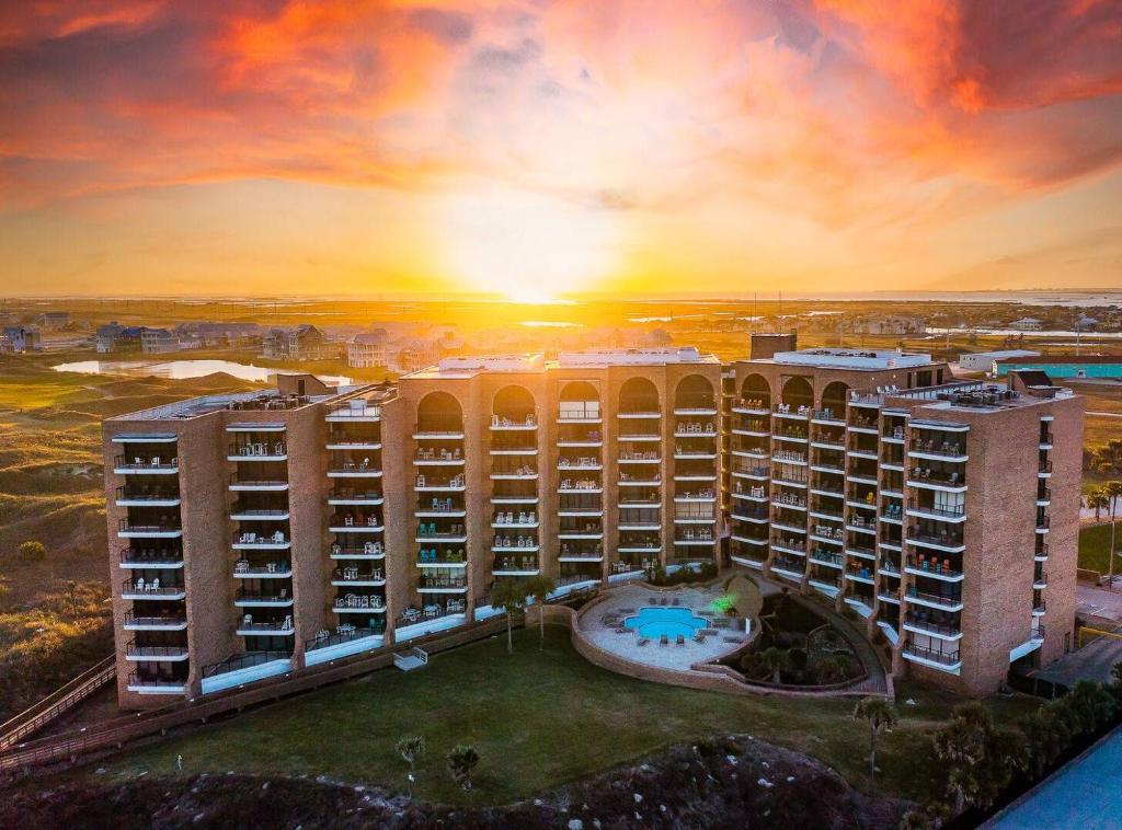 widok z góry na ośrodek o zachodzie słońca w obiekcie 8th Floor Penthouse Luxury Beautifully Remodeled w mieście Port Aransas