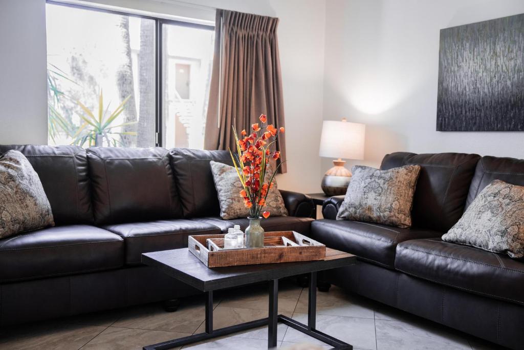 sala de estar con sofá de cuero y mesa en 138 Fully Furnished, amenities galore, en Scottsdale