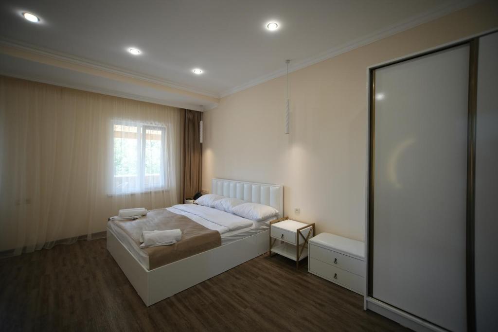Postel nebo postele na pokoji v ubytování WHITE HOTEL GYUMRI