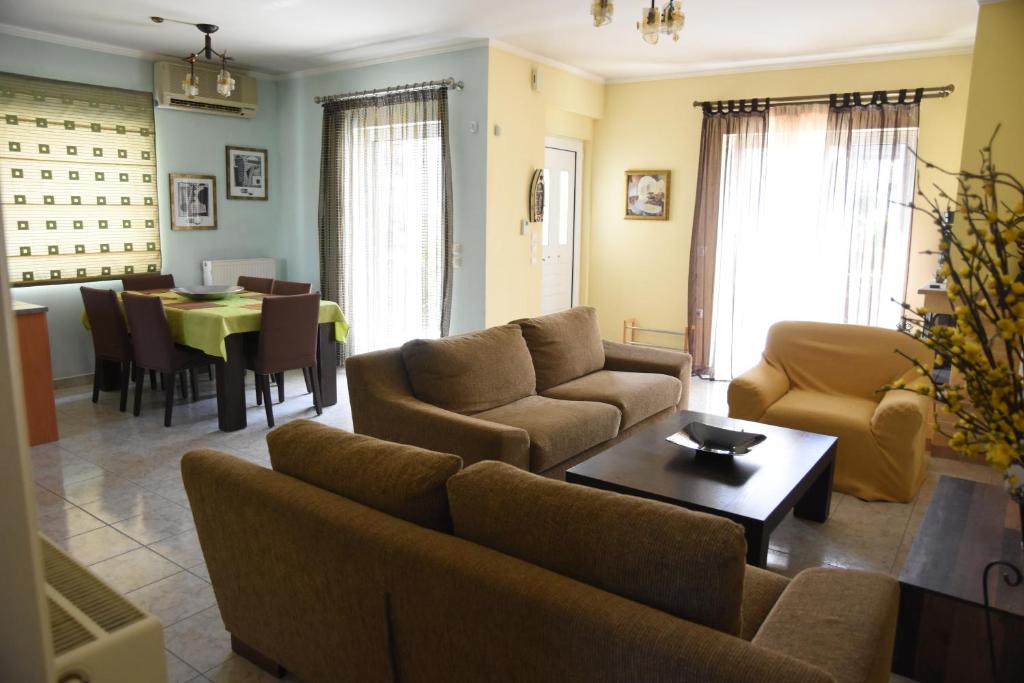 un soggiorno con divano e tavolo di Phoenix Villa - Comfort living in Nafplio ad Ária