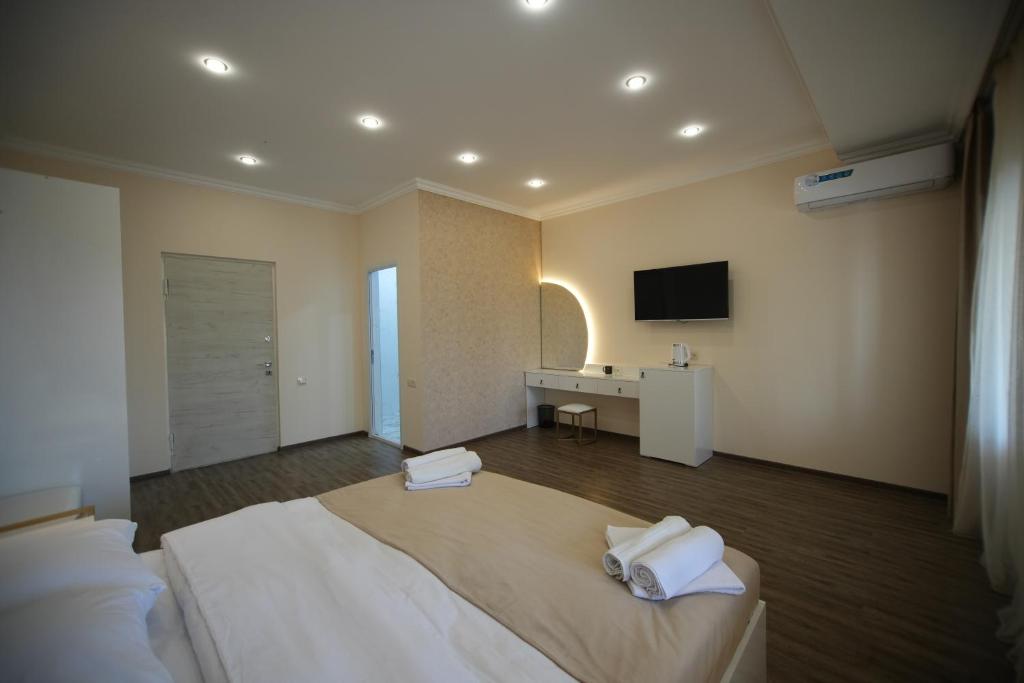 Postel nebo postele na pokoji v ubytování WHITE HOTEL GYUMRI