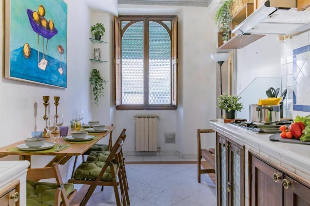 een keuken met een tafel en een eetkamer bij [Firenze Duomo 400 metri] *Dimora degli specchi* in Florence