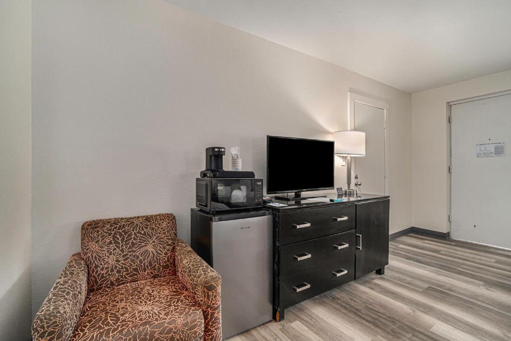 TV a/nebo společenská místnost v ubytování Travelodge by Wyndham Traverse City MI