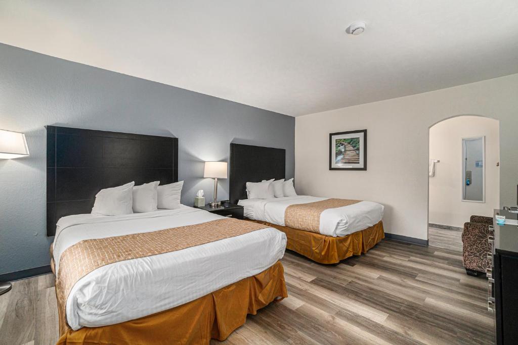Postel nebo postele na pokoji v ubytování Travelodge by Wyndham Traverse City MI