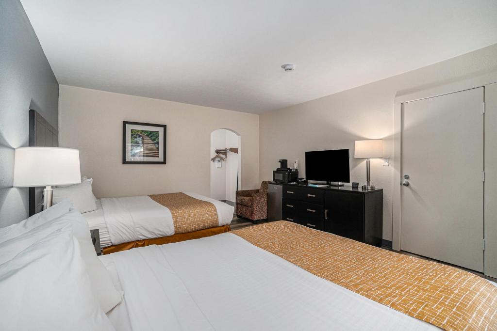 Postel nebo postele na pokoji v ubytování Travelodge by Wyndham Traverse City MI
