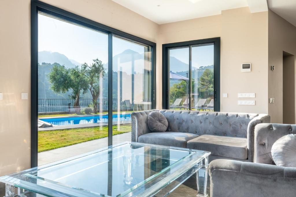 un soggiorno con divano e tavolo in vetro di Villa Daniel a Mentone