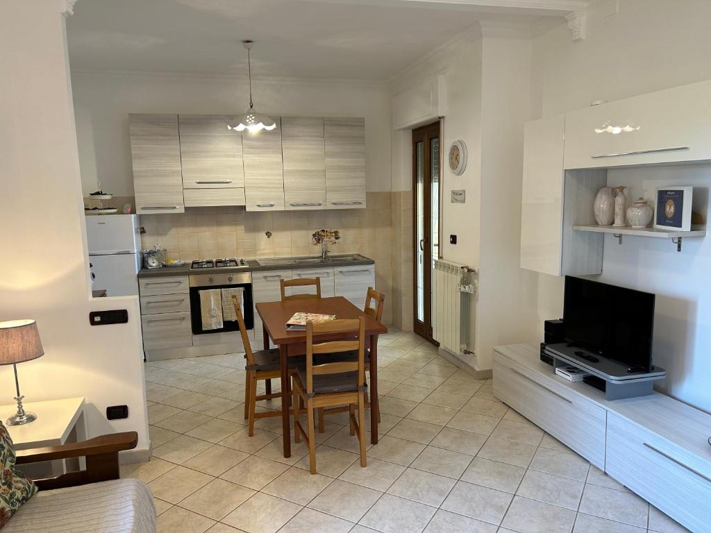 Il comprend une cuisine et un salon avec une table et des chaises. dans l'établissement Leda House, à Villaggio del Fanciullo