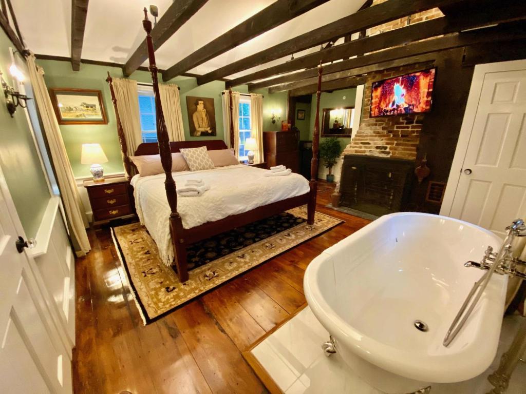 1 dormitorio con cama y bañera en Silsbee's by Daniels House, en Salem
