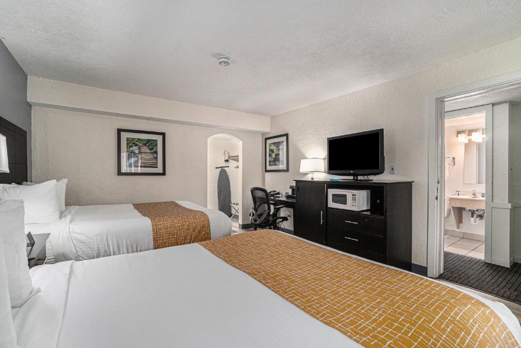 Postel nebo postele na pokoji v ubytování Travelodge by Wyndham Traverse City MI