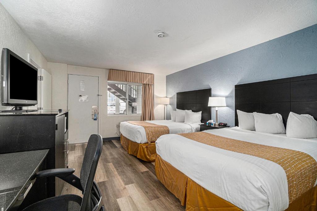 Postel nebo postele na pokoji v ubytování Travelodge by Wyndham Traverse City MI