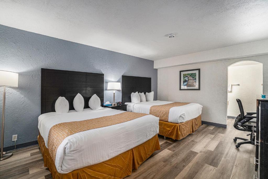 Postel nebo postele na pokoji v ubytování Travelodge by Wyndham Traverse City MI