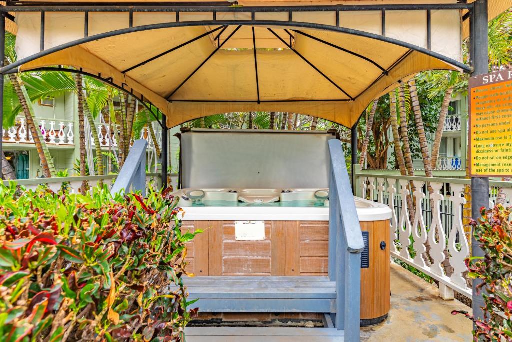 Zahrada ubytování DOWNTOWN HAWAIIAN PARADISE CONDO with Hot Tub, Pool & Beach - Kona Islander Inn