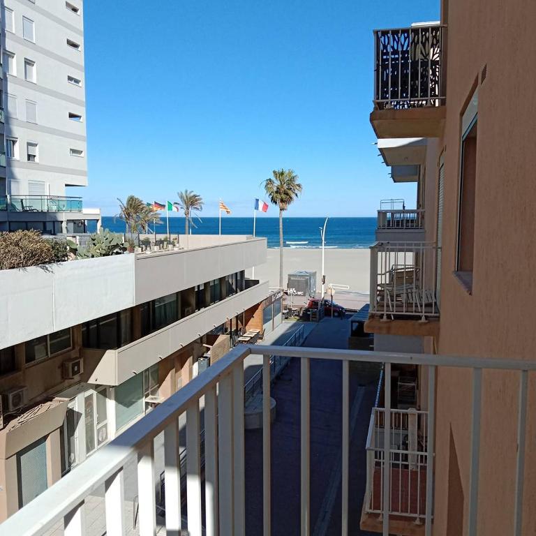 une vue sur la plage depuis le balcon d'un immeuble dans l'établissement Appartement T2 proche plage pour 4 personnes - 4CARIO7, à Canet