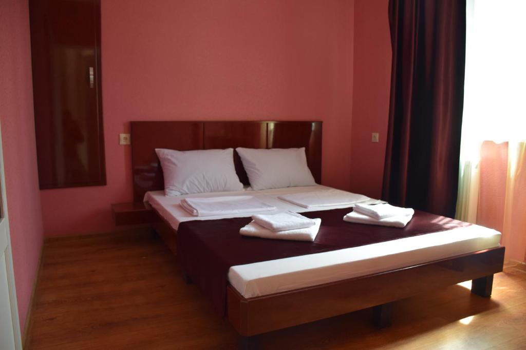 Postel nebo postele na pokoji v ubytování Crossway Tbilisi Hotel