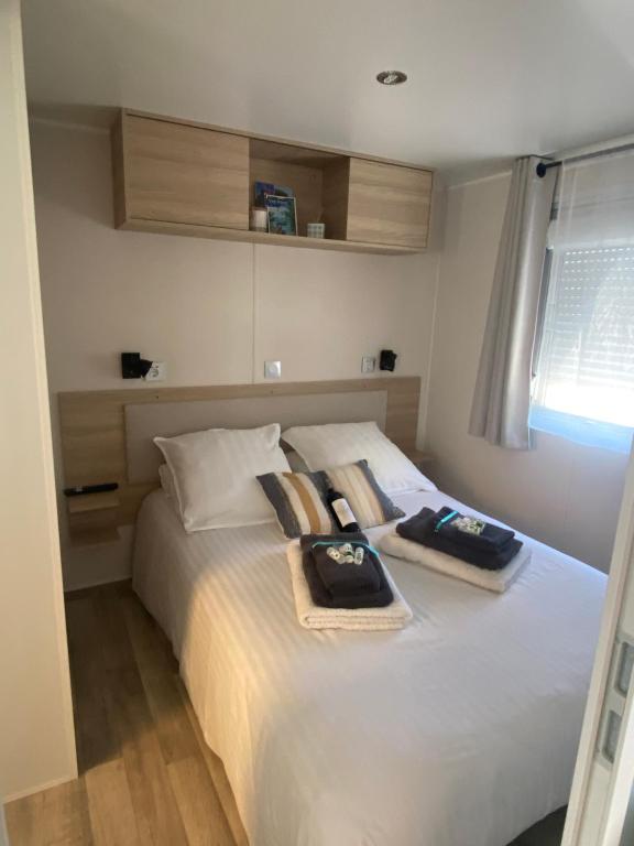 Postel nebo postele na pokoji v ubytování Mobil home 3 chb tout confort, Espace Enfants - Claouey Cap Ferret