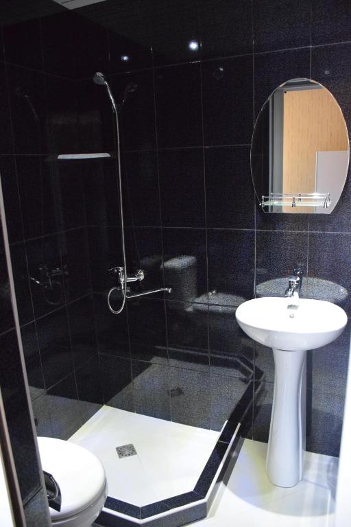 Koupelna v ubytování Crossway Tbilisi Hotel