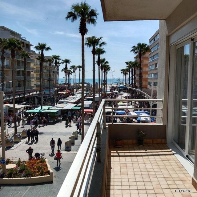 - une vue sur une ville avec des palmiers et une rue dans l'établissement Appartement T3 proche commerces et animations - 5CDUSUD1, à Canet