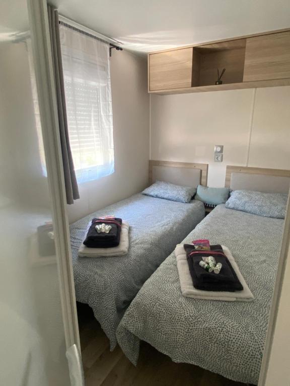 Postel nebo postele na pokoji v ubytování Mobil home 3 chb tout confort, Espace Enfants - Claouey Cap Ferret