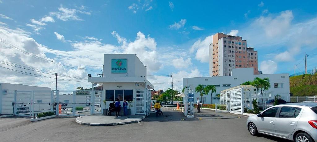 ein vor einer Tankstelle geparkt in der Unterkunft COPIA0102 - Condomínio Cores de Piatã in Salvador