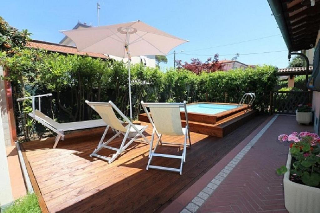 The swimming pool at or close to Suite con Piscina Privata e Giardino 2 matrimoniali 2 bagni
