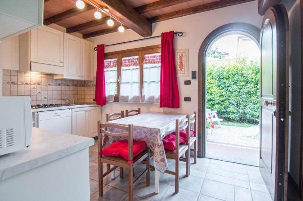 A kitchen or kitchenette at Suite con Piscina Privata e Giardino 2 matrimoniali 2 bagni