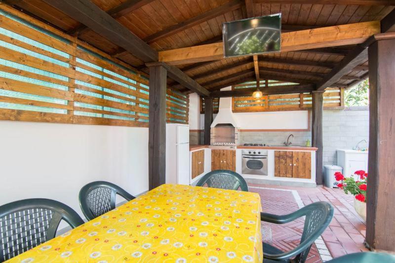 A kitchen or kitchenette at Suite con Piscina Privata e Giardino 2 matrimoniali 2 bagni