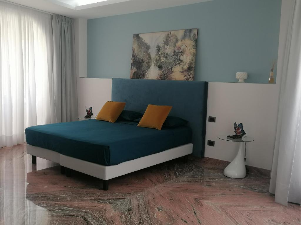 um quarto com uma cama azul num quarto em B&B Midtown Sorrento Excellence em Sorrento