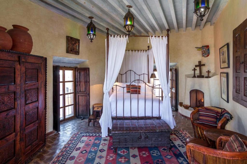 a bedroom with a bed in a room at Hacienda Las Amantes in San Miguel de Allende