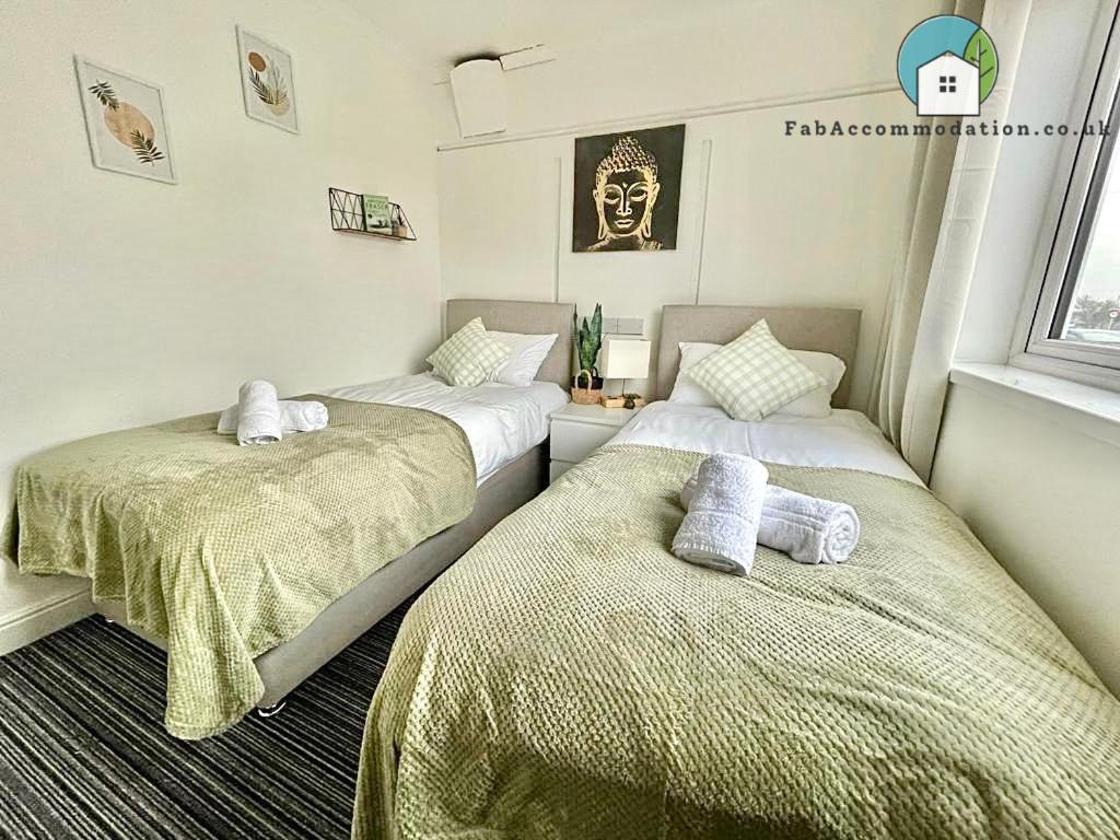Postel nebo postele na pokoji v ubytování Private 2Bed-Parking & Garden-By FabAccommodation