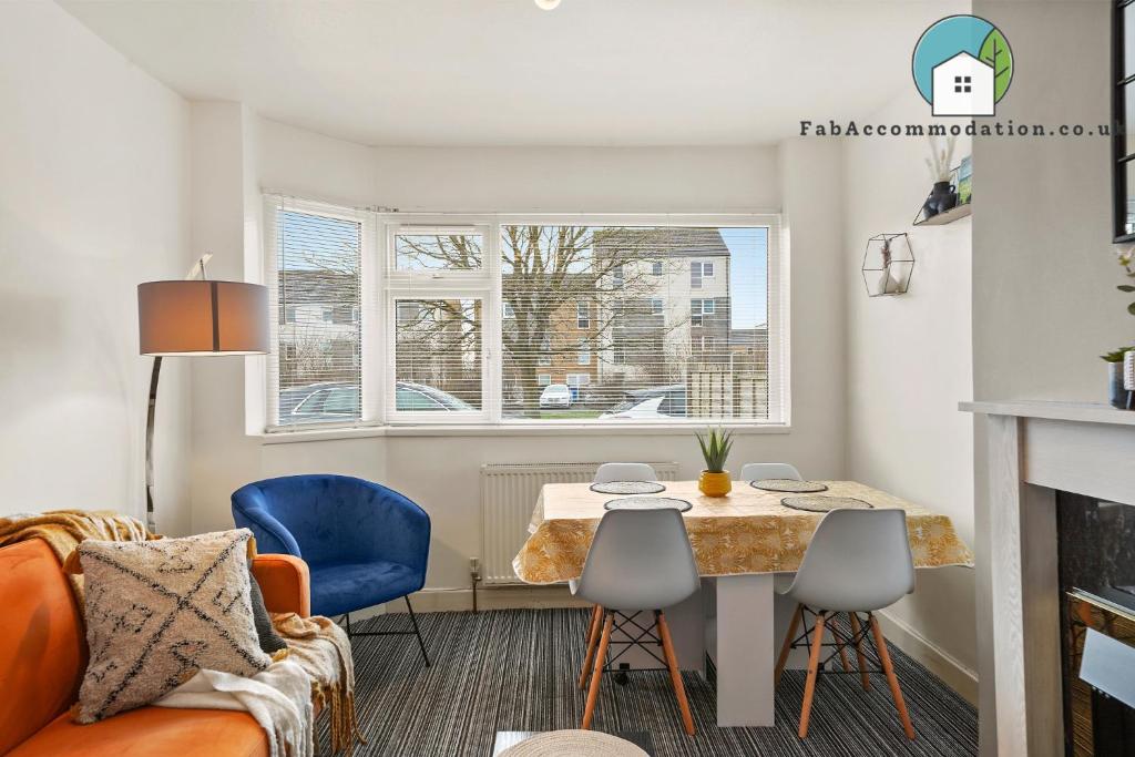Posezení v ubytování Private 2Bed-Parking & Garden-By FabAccommodation