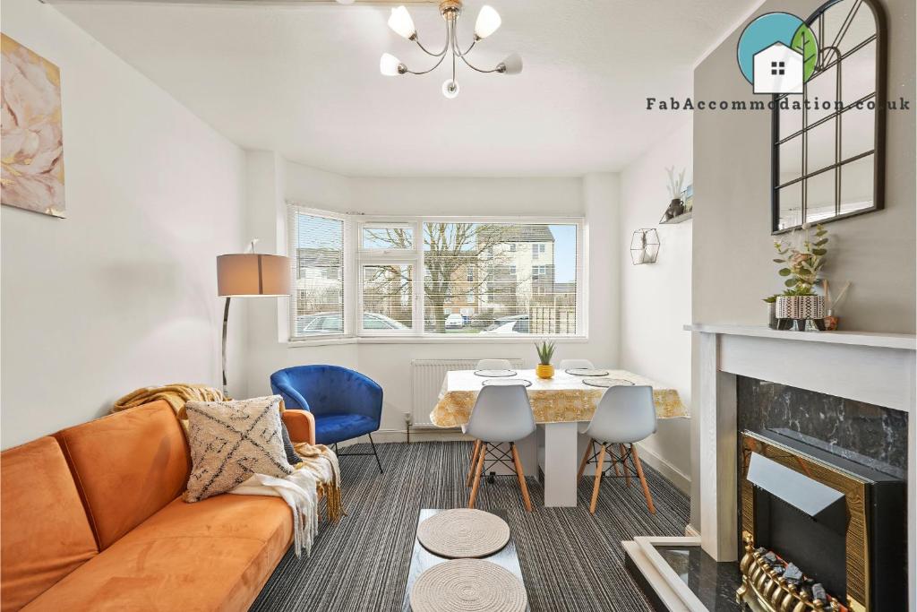 Posezení v ubytování Private 2Bed-Parking & Garden-By FabAccommodation