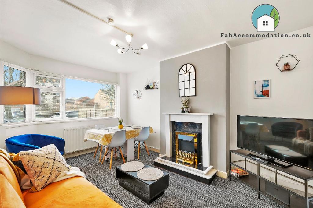 Posezení v ubytování Private 2Bed-Parking & Garden-By FabAccommodation