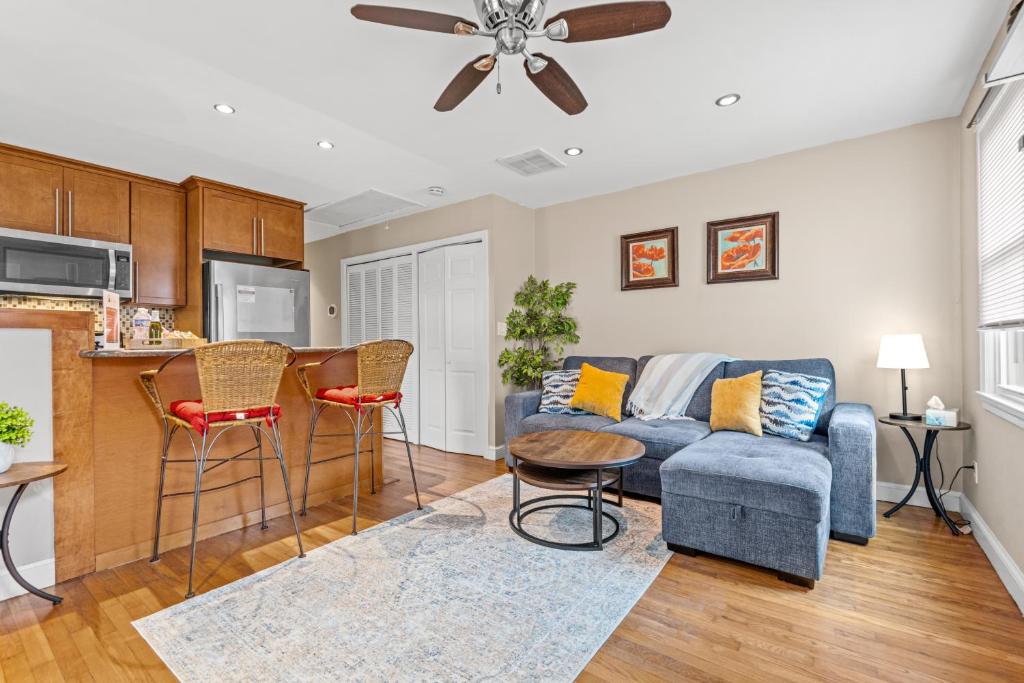 a living room with a couch and a kitchen at 2 Bed Townhouse: Minutes from DCA-National Airport in Alexandria