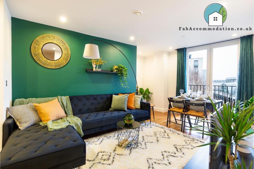 uma sala de estar com um sofá e uma mesa em Amazing Flat-Parking available-By FabAccommodation em Cardiff