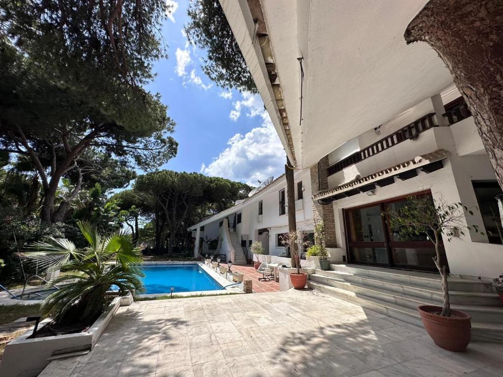 uma piscina em frente a um edifício em Casa Cabopino em Marbella